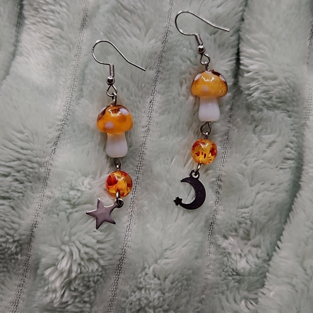 One pair of sliver mushroom earrings